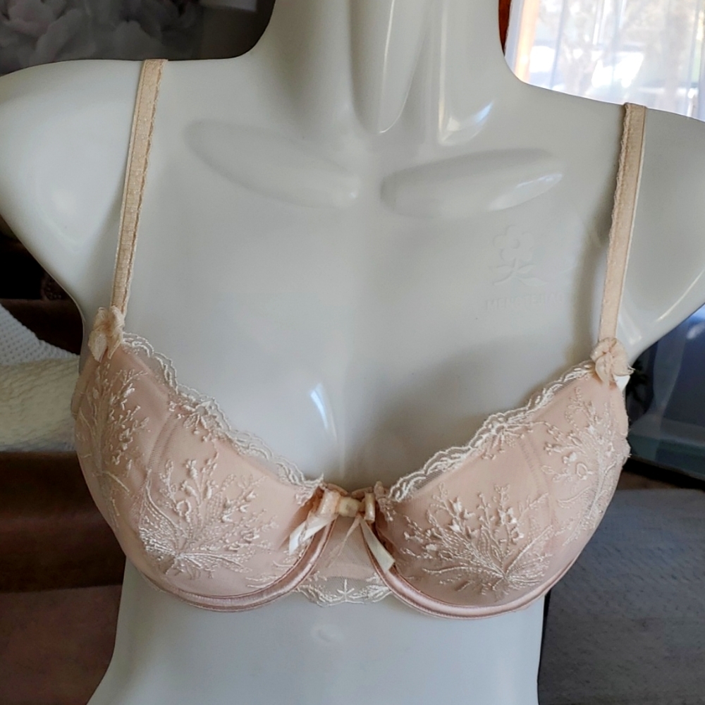 NWOT.  Felina Lingerie  lace bra. 34C.
